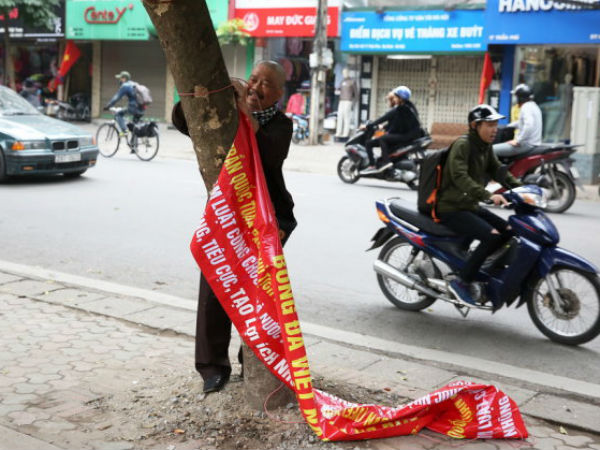 Yêu cầu tháo băng rôn phản đối ông Trần Quốc Tuấn