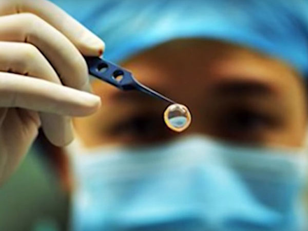 13 năm sống trong bóng tối bà lão 73 tuổi rớt nước mắt khi cuối đời lại được nhìn thấy con cháu