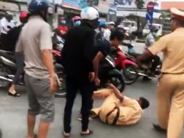 3 anh em xô ngã, đánh cảnh sát giao thông bị khống chế