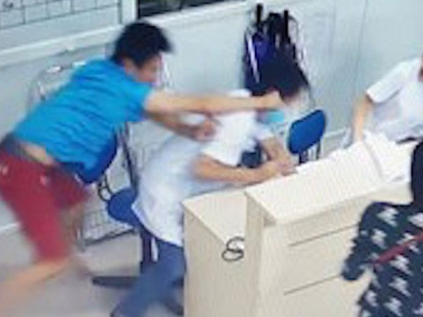 Bệnh nhân đánh cán bộ y tế đang mang thai vì phải đi lòng vòng làm thủ tục