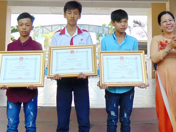 Bốn cậu bé trả lại 80 triệu được tuyên dương