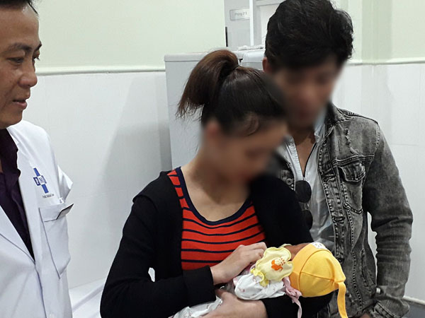 Cô gái 23 tuổi đến nhận lại con sau 10 ngày bỏ rơi tại bệnh viện ngày Tết