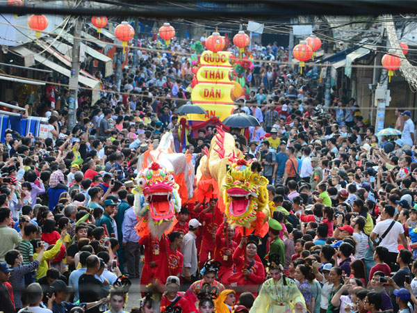Hội Tết Nguyên tiêu rầm rộ trên đường phố Sài Gòn