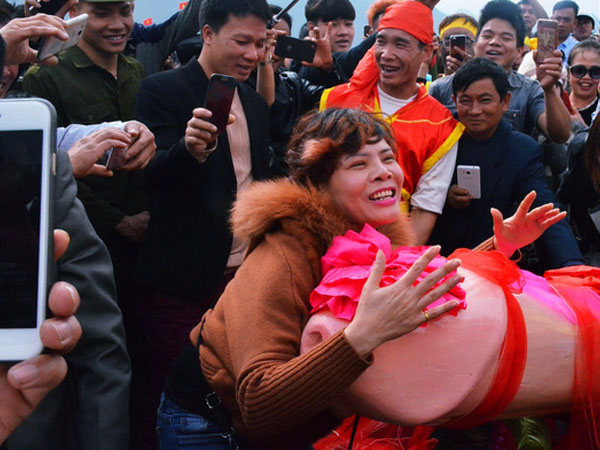 Nhiều người dân chen chân chụp ảnh bên cạnh 'của quý khổng lồ' trong lễ hội độc nhất vô nhị ở Việt Nam