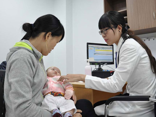 Phiền hà quy định phải mang CMND khi đưa trẻ đi khám bệnh