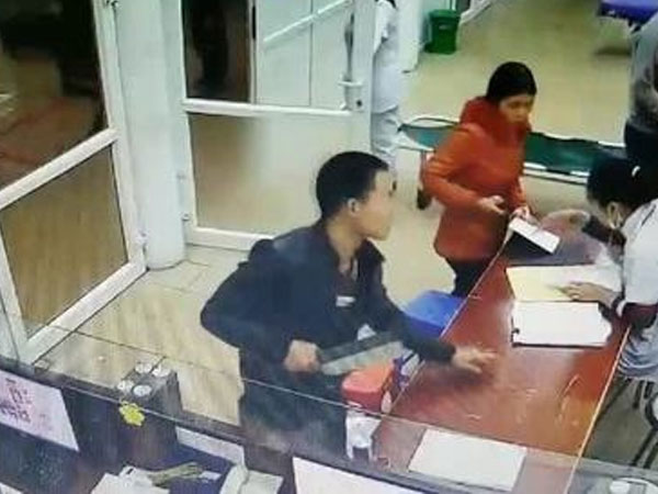 Thanh niên mang dao phay vào bệnh viện dọa chém bác sĩ