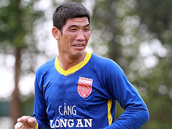 Thủ môn quay lưng cho đối thủ ghi bàn xin giảm án để dự V-League