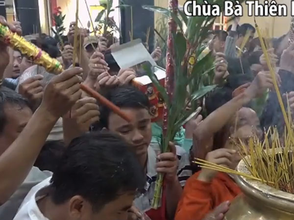 Video: Hàng nghìn người chen lấn cầu an ở chùa Bà Bình Dương