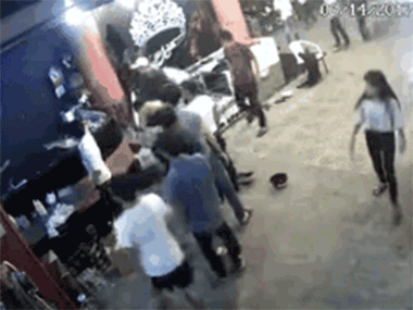 Video: Mâu thuẫn, 2 nhóm thanh niên hỗn chiến ngay trước quán karaoke