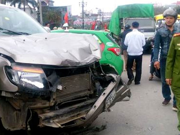 Xe tải trượt dốc cầu ở Hải Phòng, đè bẹp nhiều phương tiện