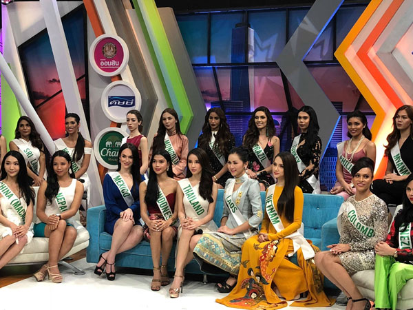 Hương Giang diện áo dài, ngồi nổi bật ở vị trí trung tâm trong buổi ghi hình cho truyền hình Thái Lan
