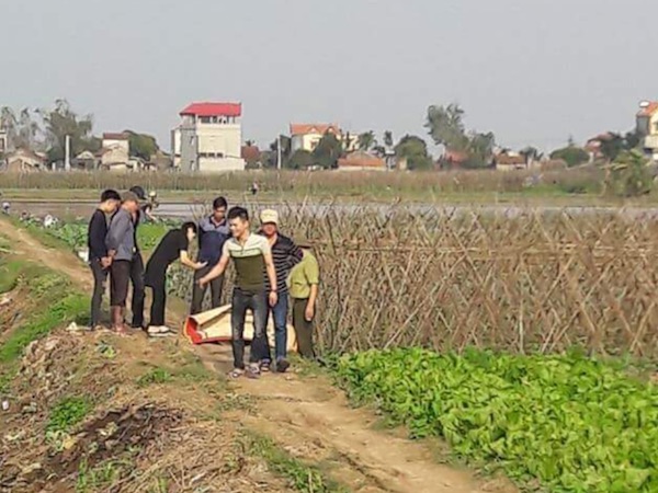 Kinh hoàng phát hiện xác nam giới bên xe máy