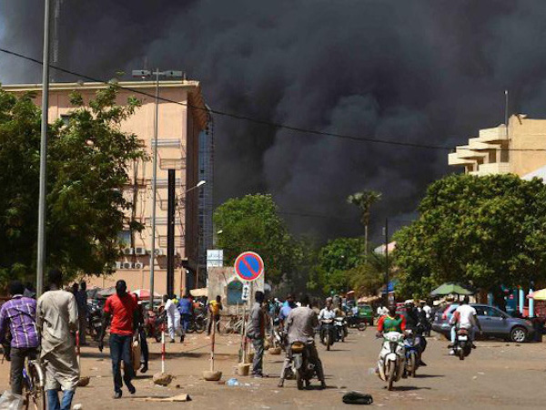 Nóng: Đại sứ quán Pháp ở Burkina Faso bị tấn công khủng bố, nhiều người thiệt mạng