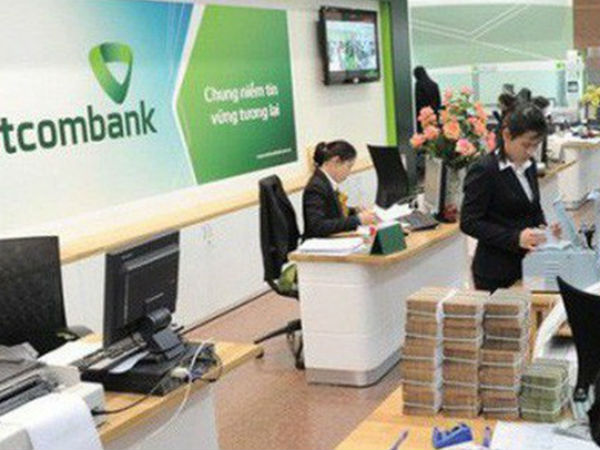 Sau khi Vietcombank tăng phí dịch vụ, nhiều ngân hàng khác 'tranh thủ' miễn phí để hút khách
