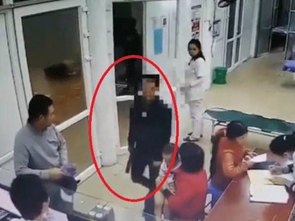 Thanh niên 'ngáo đá' vào bệnh viện đòi bác sĩ tháo đốt ngón tay