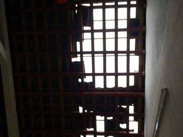 TT-Huế: Lốc xoáy bất ngờ quét qua 2 xã khiến nhiều nhà dân tốc mái