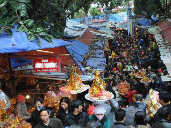 Lập Hội đồng kỷ luật Hiệu trưởng, Hiệu phó đi lễ Bà Chúa Kho trong giờ hành chính