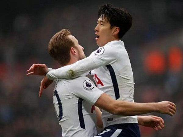 Son Heung-min lập cú đúp, Tottenham cách Man Utd một điểm