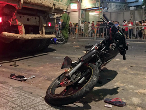 Tài xế ôtô tông 6 xe máy ở Sài Gòn: 'Tôi chạy nhanh, né xe khác'