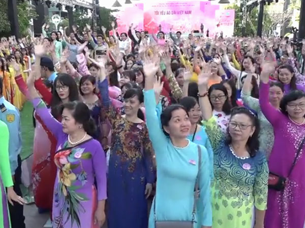 Video: Hơn 3.000 người đồng diễn áo dài trên phố đi bộ Nguyễn Huệ