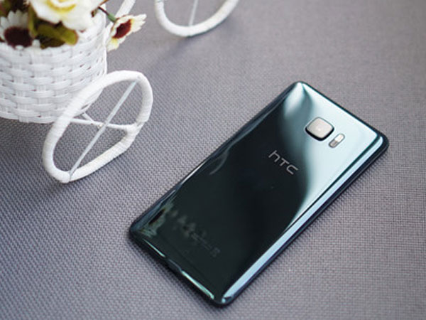 Vừa mua được HTC U Ultra giá rẻ, nhiều người lập tức bán kiếm lời
