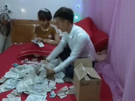 Xa rồi cái thời đám cưới tặng nhau chỉ vàng, đã là bạn thân phải tặng 1,4kg tiền lẻ thế này mới 'sang'