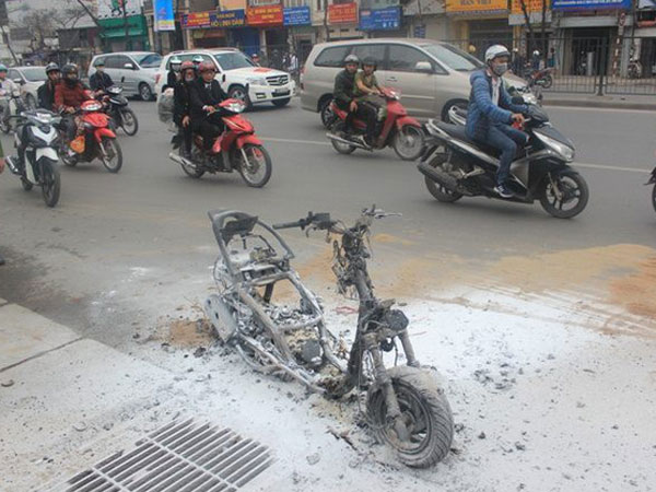 Chiếc xe máy bốc cháy ngùn ngụt, chủ phương tiện vẫn liều mình mở cốp lấy đồ