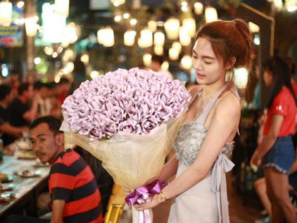 Chồng tặng 50 triệu làm quà sinh nhật, còn thuê quấn thành bó hoa tốn 1,5 triệu tiền công, cô vợ xót tiền, chị em tranh cãi