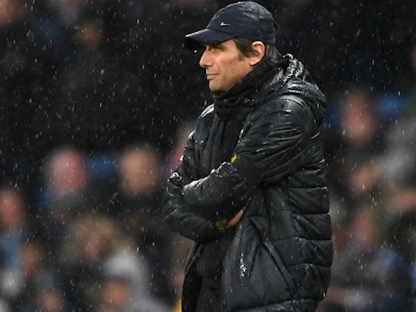 Conte: 'Tôi không ngu đến mức chơi đôi công với Man City'