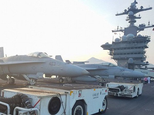 Dàn máy bay 'khủng' trên tàu sân bay Mỹ USS Carl Vinson ở Đà Nẵng: Có treo vũ khí không?