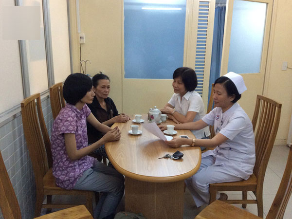 Người phụ nữ mù tự tìm đường đến bệnh viện nhờ bác sĩ lăn tay vào lá đơn hiến tạng cứu người