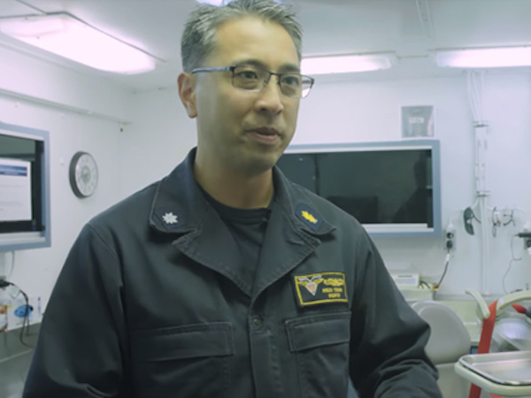Nha sĩ gốc Việt trên tàu sân bay Mỹ USS Carl Vinson