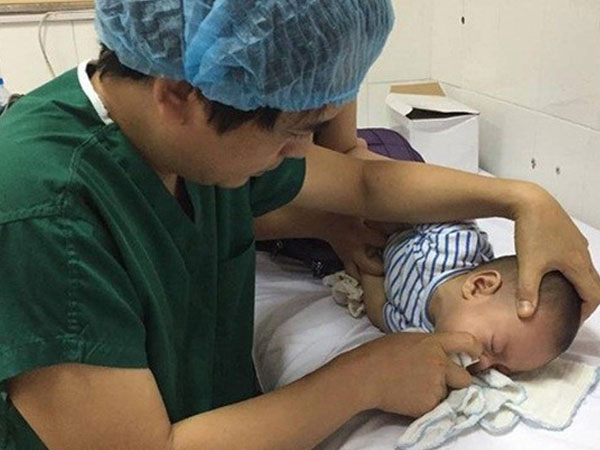 Quyết không dùng kháng sinh, mẹ khiến con viêm tai giữa nặng vì tự chữa bằng thảo dược