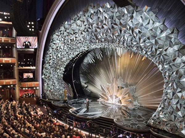 Sân khấu Oscar 2018 được trang trí với hơn 45 triệu viên pha lê