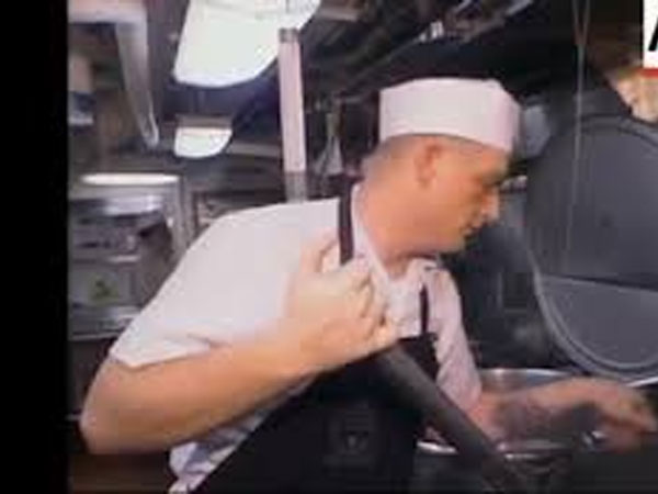 Video: Bếp ăn phục vụ 5.000 thủy thủ trên tàu sân bay Carl Vinson