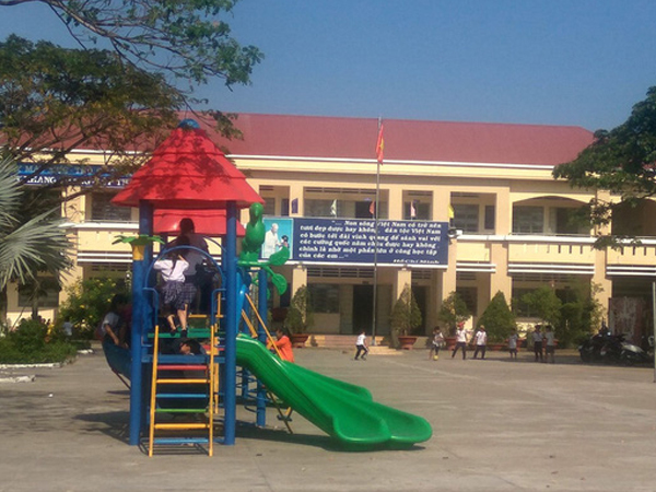 Vụ quỳ gối xin lỗi vì 'lỡ' phạt học sinh: Phụ huynh nói cô giáo tự quỳ chứ không ép buộc