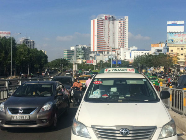 3 ô tô va chạm liên hoàn, cặp vợ chồng cùng 2 con nhỏ kêu cứu trong taxi