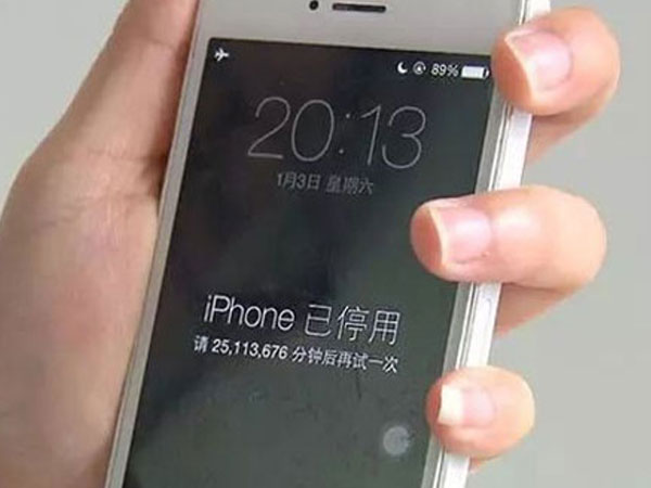 Con nhập mã sai nhiều lần khiến iPhone của mẹ bị khóa gần 48 năm