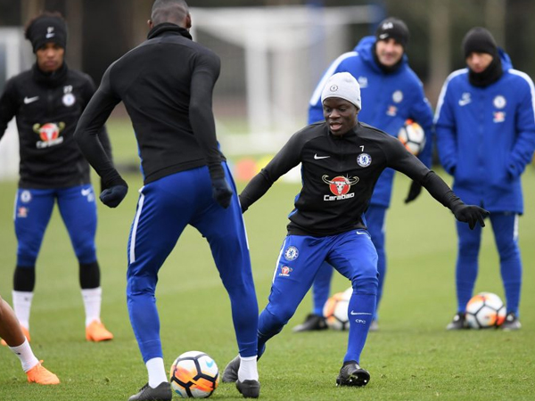 Kante bất ngờ ngất xỉu khiến Chelsea hoảng loạn