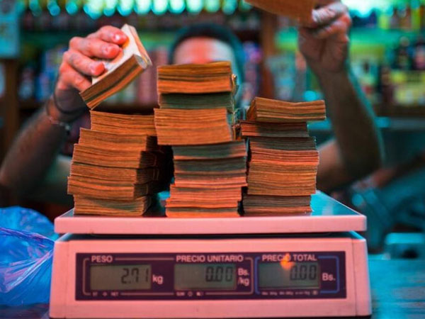Lạm phát ở Venezuela: Dùng bao tải thay cho ví, cân tiền thay vì đếm