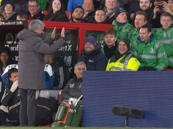 Mourinho có thể bị phạt vì đá chai nước vào CĐV đối phương
