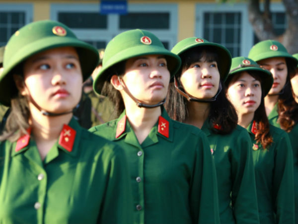 TP HCM có hai cô gái nhập ngũ