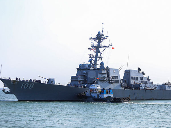 Uy lực tàu khu trục hộ tống tàu sân bay Mỹ