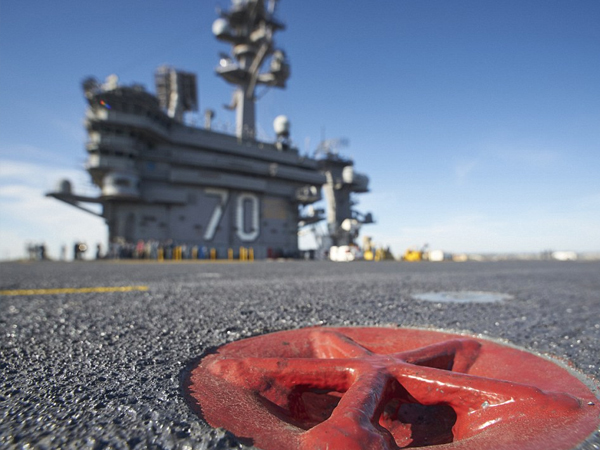 Vòng sắt đỏ lưu dấu xác Bin Laden trên tàu sân bay Carl Vinson