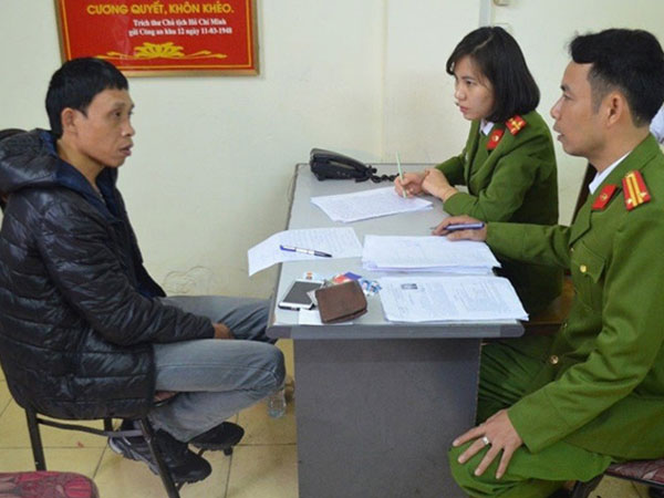 Bắt nghi phạm trốn lệnh truy nã đến trụ sở công an làm thẻ căn cước