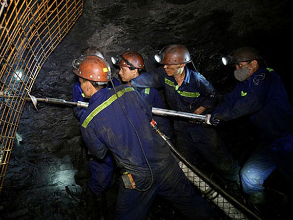 Bị cáp tời văng trúng người, thợ mỏ 29 tuổi tử vong