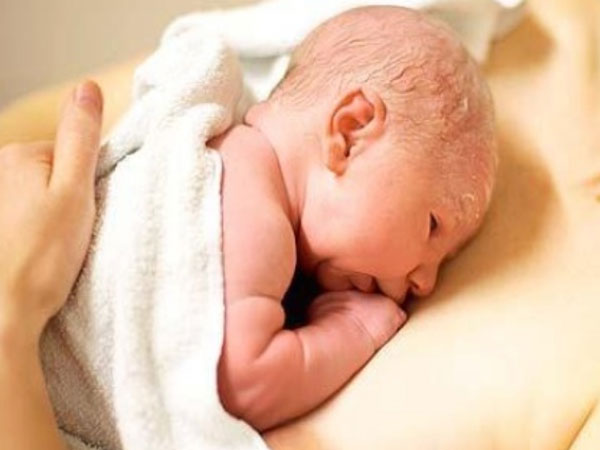 Bộ Y tế truy tìm bà mẹ Hưng Yên 'tự sinh con tại nhà'