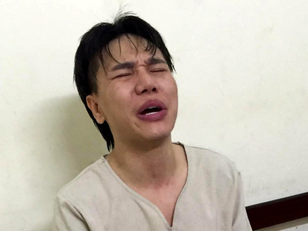 'Ca sĩ Châu Việt Cường ôm vợ khóc tại đồn công an'