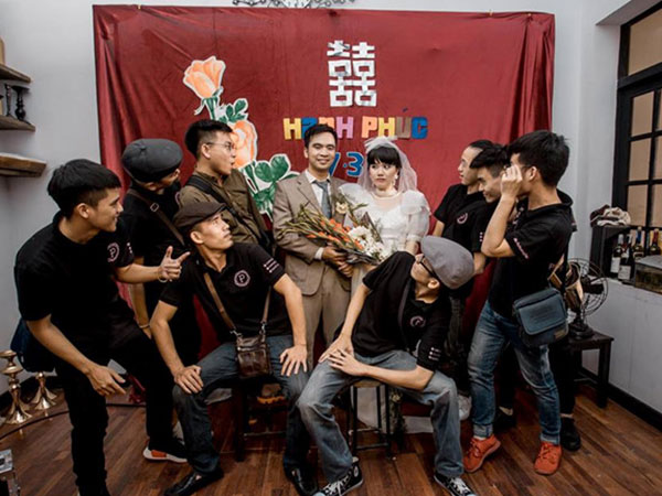Cặp 9X Hà thành quay video đám cưới tái hiện thời 'cha mẹ anh'