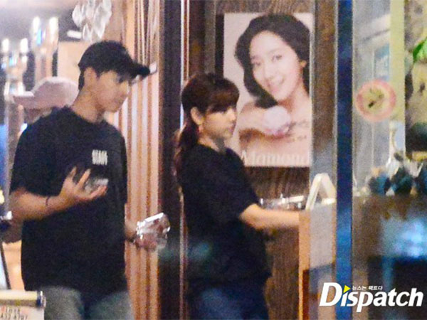 Dispatch tung ảnh độc quyền Park Shin Hye diện đồ đôi, hẹn hò cùng đàn em kém tuổi